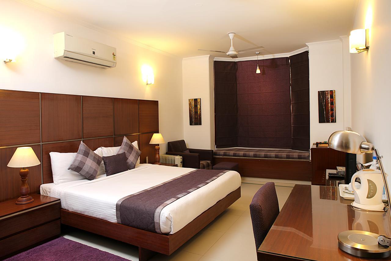 Ahuja Residency Dlf Phase 2 Hotel Гургаон Екстериор снимка