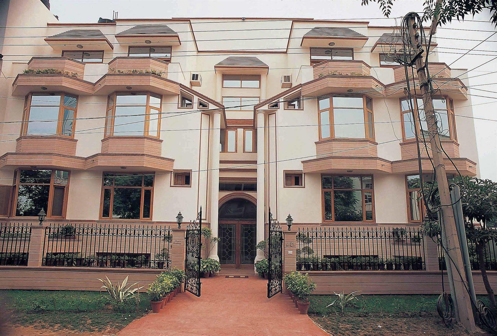 Ahuja Residency Dlf Phase 2 Hotel Гургаон Екстериор снимка